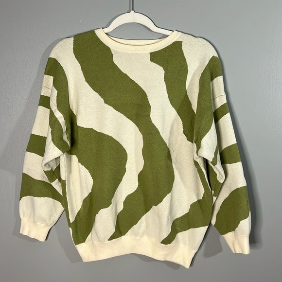 Le Lis Collection Green and Cream Swirl Pattern Sweater - Picture 2 of 4